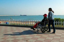 沭阳八旬老人推轮椅带老伴游中国(为了方便推轮椅带老伴出门)