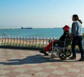沭阳八旬老人推轮椅带老伴游中国(为了方便推轮椅带老伴出门)